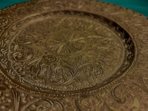 Assiette de chargeur en métal gravé en or antique avec détails floraux ornés pour décor de table à manger luxueux et usage domestique festif - Product Image 4