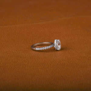 Anillo de compromiso de corte redondo lateral de diamante cultivado en laboratorio de corte ovalado de oro de 14KT con piedras de acento Anillo de diamante cultivado en laboratorio glamoroso - Product Image 3