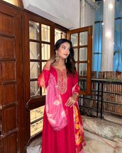 Lancement de la nouvelle collection de vêtements en soie romaine moderne, Kurti Pent avec dupatta, adapté aux occasions de fête et festives - Product Image 2