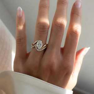 Juego de anillos de compromiso de banda curvada retorcida con oro sólido de 18 quilates 2.52CT Anillo de diamante cultivado en laboratorio de corte ovalado para regalo o celebración del amor - Product Image 5