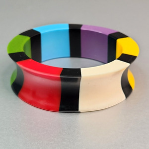 Gemelos hechos a mano personalizados altamente pulidos brazalete de resina de moda de Estilo Vintage para mujeres de la India - Product Image 1