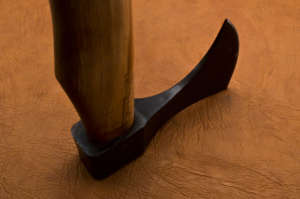 Hache Viking artisanale en acier à haute teneur en carbone, manche en bois de rose, étui en cuir, personnalisable, 1,5 kg, multi-usages - Product Image 3