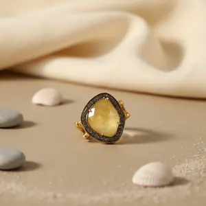 Anillo de Zafiro Amarillo Chapado en Oro para Mujer con Detalles de Diamantes, Joyería Elegante - Product Image 2
