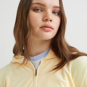 Vente en gros de survêtement à manches longues de qualité supérieure, sweat-shirt à capuche personnalisé pour femmes avec logo court de yoga vierge - Product Image 3