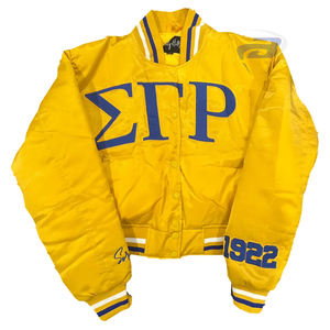 เสื้อแจ็คเก็ตบอมเบอร์สีเหลืองของชมรมซิกมาแกมมาโร พร้อมบริการปักลายโลโก้ด้านหน้า/ด้านหลังแบบกำหนดเอง  แบบยูนิเซ็กซ์ ตกแต่งด้วยลายปักตัวอักษร - Product Image 1