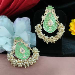 Boucles d'oreilles élégantes délicates peintes à la main Chandbalis avec des perles Accessoire de mode au toucher doux artistique unique - Product Image 3