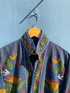 Veste Suzani exclusive brodée à la main en coton pour tissu toile ou manteau Suzani bohème pour femme disponible au prix d'exportation - Product Image 5
