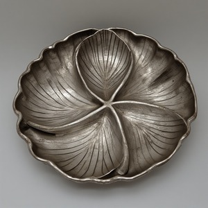 Élégant serveur de fruits secs en aluminium avec trois compartiments de feuilles connectés en finition dorée pour un style de table à manger décoratif. - Product Image 5