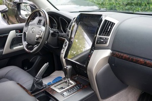 Toyota Land Cruiser 200 d'occasion, SUV noir 5 portes, véhicule tout-terrain de luxe, à échanger - Product Image 6