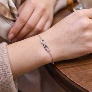 Pulsera de Plata de Ley 925 con Diseño Infinito en Blanco con Grabado 'Mamá', un Bonito Regalo para Mamá - Product Image 1