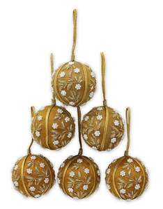 Ornement perlé de luxe Zari Décoration de vacances dorée avec accents verts et rouges pour arbre de Noël ou affichage festif - Product Image 4