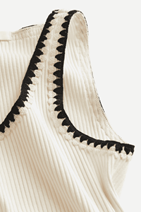 เสื้อกล้ามครอปถักนิตติ้งคุณภาพดีที่สุด ขายดีที่สุด ผลิตตามสั่ง ขายส่ง ผ้าริบ คอวี ยืดหยุ่น แห้งเร็ว ผลิตจากผ้าสแปนเด็กซ์/โพลีเอสเตอร์ - Product Image 4