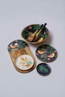 Houten snijplank met vogel- en bloemenprint, snij- en serveerplank voor gebruik in de keuken en presentatie op tafel, uit India.