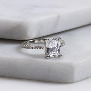 Anillo de compromiso de corte radiante para mujer - Product Image 2