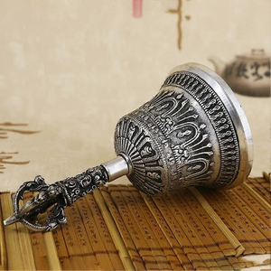 Campana tibetana de bronce antiguo adornado, con un mango de Dorje bellamente tallado con elementos simbólicos, a precios al por mayor. - Product Image 4
