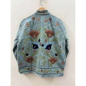 Chaqueta de Terciopelo Otoñal Gulbadan con Bordado Suzani a Mano en Color Verde Celadón, Diseño Elegante en Verde Celadón - Product Image 2