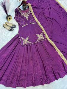 Kurta Lehenga Morada de Diseño en Seda, con Lentejuelas y Bordado Zari, Estilo Indio-Pakistaní, para Bodas, Fiestas y Eventos Tradicionales, Ropa Femenina - Product Image 2