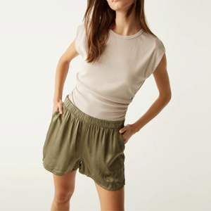 Pantalones cortos de dormir de satén transpirables de lujo para mujer: ultrasuaves y cómodos para la noche, disponibles en delicados pasteles - Product Image 2