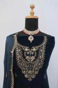 Costume Salwar Kameez en velours d'hiver de style fantaisie avec paillettes Design pakistanais pour les fêtes et les mariages - Product Image 2