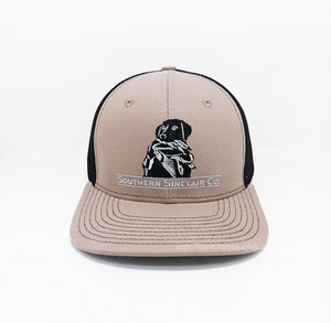Vente en gros de chapeaux de camionneur avec logo brodé en 2D personnalisés, chapeaux de haute qualité structurés pour les sports d'extérieur, style décontracté, usine de chapeaux du Vietnam - Product Image 1
