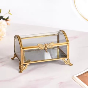 Boîte à bijoux en verre avec cadre en métal doré et design papillon Boîte de rangement décorative élégante pour bagues, boucles d'oreilles et souvenirs - Product Image 6