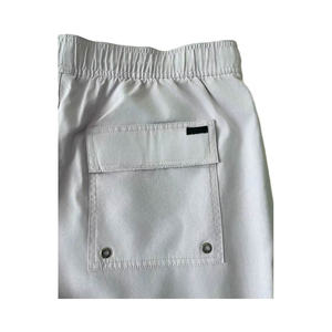 Shorts de bain légers et élégants pour hommes, séchage rapide, taille élastique confortable, pour la plage et le surf, avec poche et logo personnalisé, couleur unie - Product Image 4