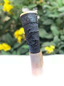 Cornes à boire gravées sur mesure avec des thèmes viking, adaptées aux magasins de fournitures de produits médiévaux, adaptées à la revente - Product Image 3