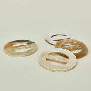 Elegantes Anillos para Servilletas de Cuerno Hechos a Mano con Acabado Pulido, Ecológicos, en Color Natural, Personalizables, Diseño Moderno y Clásico - Product Image 1
