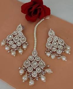 ชุดเครื่องประดับอินเดียแบบขายส่ง ดีไซน์ล่าสุด ประกอบด้วย จี้ระย้า และต่างหูประดับมุกและมังติกก้า สำหรับผู้หญิงและเด็กผู้หญิง - Product Image 3
