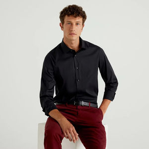Chemise boutonnée noire classique élégante sans effort associée à un pantalon bordeaux pour des besties confiantes - Product Image 1