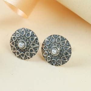 Pendientes de Plata 925 Tridha con Diseño Floral, Bonitos Pendientes con Baño de Oro y Perla Incrustada en Bisel, Ideales para Regalo - Product Image 4