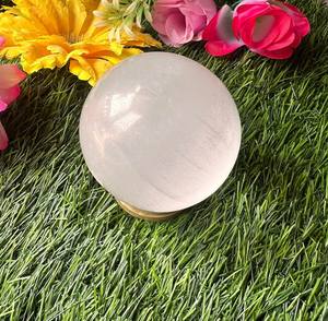 หินทรงกลมทำด้วยมือหินออร่าแร่เลื่อนลอยสีขาวแบบอภิปรัชญาธรรมชาติ - Product Image 1