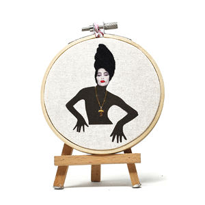 Paparesta Design - Mini Aro de Bordado de Algodón Hecho a Mano, Decoración de Pared Artística - Diseño Moderno Vanguardista de 10 cm - Product Image 1