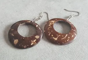 Pendientes de concha de coco de doble disco, Pendientes colgantes marrones naturales ecológicos hechos a mano, joyería sostenible ligera para mujer - Product Image 5