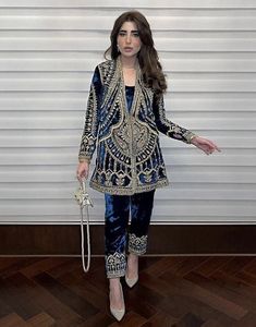 CONCEPTION NEW--BEAUTIFUL DE TRAVAIL DE BRODERIE HAND-ZARI LOURDE INDIEN/PAKISTANI SUR KURTA AVEC ROBE PANTALON pour fête/mariage @ 2024 - Product Image 1