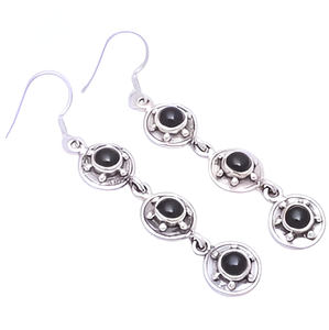 Pendientes Largos de Plata de Ley 925 con Ónice Negro Opaco, Pendientes Plateados Románticos y Modernos para Mujer. - Product Image 5