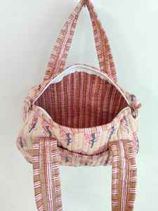 Sac fourre-tout matelassé en coton imprimé au bloc, fait main en Inde, avec fermeture éclair et motif floral – Petit sac de mode pour femme, idéal pour la mariée, la plage ou le shopping - Product Image 2