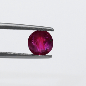 พลอยทับทิมธรรมชาติคุณภาพดี ไม่ผ่านการอบ 1.41 กะรัต สีชมพูอมแดง ทรงกลม หินประจำเดือนกรกฎาคม เหมาะสำหรับทำแหวนและจี้ - Product Image 3