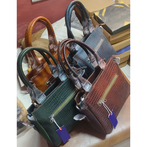 Sacs à main et portefeuilles en cuir véritable pour femmes à vendre - Product Image 5