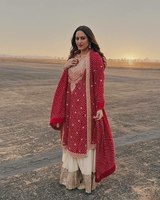 L'actrice indienne Sonakshi Sinha porte le designer de qualité d'exportation Sharara Salwar Kameez disponible à bas prix abordable