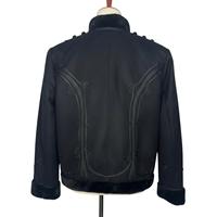 C'est une veste de cérémonie en cuir noir avec garniture en fourrure et boutons argentés, également connue sous le nom de veste hussarde ou dolman.