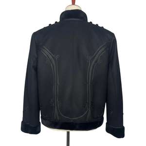 C'est une veste de cérémonie en cuir noir avec garniture en fourrure et boutons argentés, également connue sous le nom de veste hussarde ou dolman. - Product Image 3