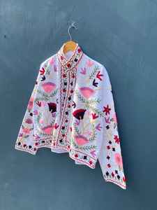 Chaqueta Corta Boho Blanca, Bordada con Diseño Floral Suzani, 100% Algodón, Antiarrugas, Transpirable y Resistente al Viento - Product Image 2