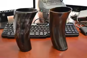 Tazas de cuerno para beber hechas a medida con grabados temáticos vikingos, ideales para reventa por Viking Supply Stores by Crescent Crafts - Product Image 3