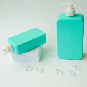 Ensemble de bouteilles en plastique élégantes d'approvisionnement d'OEM pour le shampooing et le nettoyant facial 300ml et 600ml pompe à mousse scellant la conception unique - Product Image 5