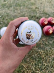 Venta al por mayor de pelotas de cricket de cuero blanco 4 piezas de marca personalizada OEM cosido a mano para la práctica del partido - Product Image 2