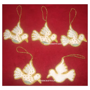 Diseño único de bordado de Zari dorado con trabajo de cuentas en diseño de forma de pájaro adorno colgante para decoración de árbol de Navidad - Product Image 1