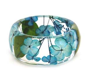 Pulseras y Brazaletes de Resina con Flores y Estilo de Ángel, Personalizables, Resistentes al Agua, de EXPANDING Fine Jewelry - Product Image 3