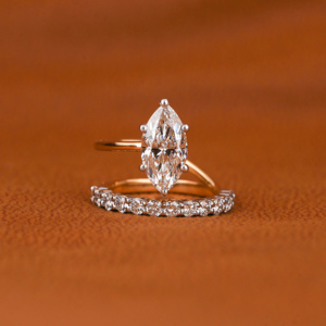 Anillo de compromiso con corte marquesa y anillo de eternidad con diamantes, perfecto para compromiso, amor eterno, engaste único con brillo. - Product Image 2