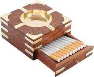 Cendrier de table en bois avec moulures personnalisées pour la maison et le bureau - Product Image 1